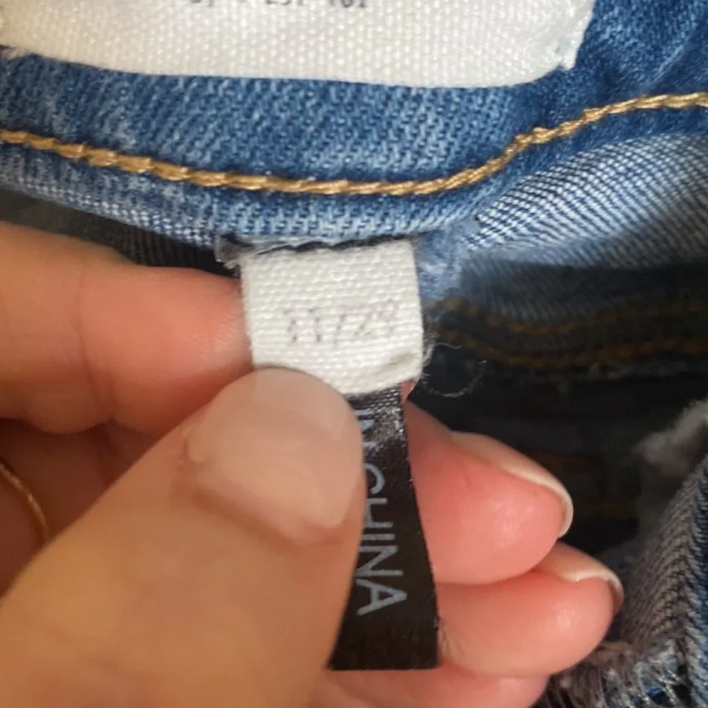 Black Label-distressed jeans medium blue wash-cropped ankle- stretchy- size 29